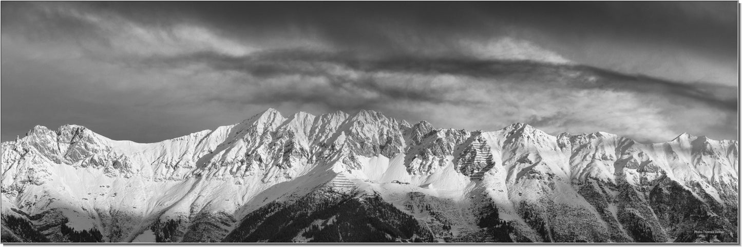 Nordkette bei Innsbruck mit Seegrube schwarzweiss (Pan 57)