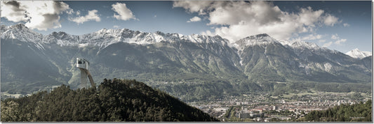 Innsbruck mit Bergisel und Sprungschanze (Pan 124)