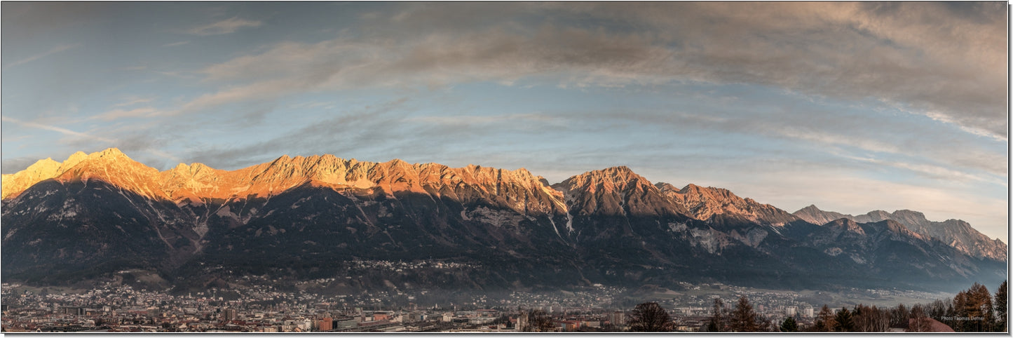 Innsbruck mit Nordkette im Morgenlicht (Pan 171)